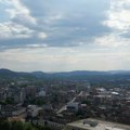 Građani u Loznici traže ostavku gradonačelnice, blokiran saobraćaj ispred zgrade Opštine