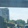Vozio u suprotnom pravcu pa probio ogradu: Muškarac šokirao bahatom vožnjom u Beogradu