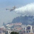 (Video) Apokaliptične scene u Dalmaciji: Bukti veliki požar: Gore kuće i automobili, stigla dva vojna broda, turisti beže, dim…