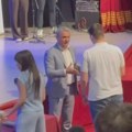 (VIDEO) Vukovci iz Čačka odbili da se rukuju sa gradonačelnikom, pa s roditeljima zapevali "ko ne skače, taj je ćaci"