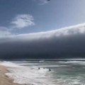 Neverovatne scene: DŽinovski cunami na nebu zaprepastio kupače (foto/video)
