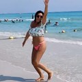 Folkerka (55) u zlatnom bikiniju, velike grudi u prvom planu: Na plaži sa ful šminkom i elegantna ogrlica