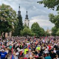 FOTO, VIDEO: Okupljanje građana u Sremskim Karlovcima pred početak obeležavanja pogroma u "Oluji"
