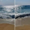 Ogromni talasi na "plaži smrti" u Grčkoj: Kupači u vodi uprkos crvenoj zastavi, izdato upozorenje i Srbima