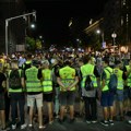 Srednjoškolci fintom nadmudrili Ćacije ispred Skupštine: Batinaši stigli i hteli da izazovu sukobe