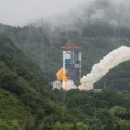 Kina uspešno lansirala dva test-satelita u svemir