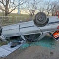 Saobraćajna nezgoda u Cerovcu, automobil prevrnut na krov (FOTO)