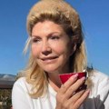 (Фото) Сузана Манчић ужива у Грчкој код мужа: Испија кафу на тераси, сунча се - без трунке шминке