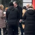 Snimali Vučića u Novom Sadu, pa okačili na društvene mreže: Evo šta se dešavalo ispred kioska brze hrane (video)