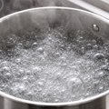 Радите ово са водом после кувања ручка? Стручњаци тврде да тако само уништавате цеви и водоводни систем