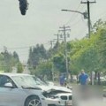 Ovo nema ni na filmu! Motor posle sudara završio na najneverovatnijem mestu, prolaznici nisu mogli da veruju!