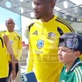 Zbog ovoga je fudbal najveći sport: Fudbaleri u redu čekali da se slikaju sa navijačem!