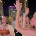 (Video) Milica Pavlović izaziva Jelenu Tomašević na vreli ples: Zamešale kukovima: Haos na koncertu Nikosa Vertisa