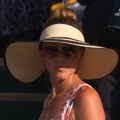 Ogromne alke, šešir i šarena haljina Jelena Đoković na Vimbldonu u opuštenom izdanju: Novak doživeo povredu, a nju premestili…