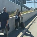 Oni na našoj estradi rade svaki vikend: Pevačica (48) bez trunke šminke na aerodromu: Gazi petu deceniju i izgleda brutalno…