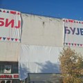 FOTO: Pocepan veliki baner SNS-a sa Bulevara oslobođenja i uklonjen transparent sa Tvrđave