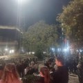Građani i studenti okupljeni ispred Policijske uprave u Valjevu, zahtevaju ostavke rukovodilaca