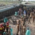 Poginulo najmanje 28 osoba nakon što je voz izletio iz šina u Pakistanu