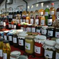 "Karavan zimnice" za vikend na pijaci Đeram: Bogat izbor ajvara, salata, džemova, meda, i drugih proizvoda za zimsku trpezu