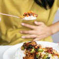 Krenula je sezona slava: Evo kako da smanjite nadutost u stomaku nakon obilnijeg obroka