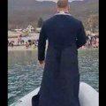 Ovako nešto nije viđeno, hit scena na Bogojavljenje: Dok se plivalo za časni krst sveštenik sve šokirao! Video