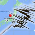 Jak zemljotres pogodio Japan: Epicentar u blizini prestonice Tokija, nadzorna kamera pokazala kako se sve ljulja (video)