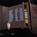 Srbija ne zaboravlja stradale Imena žrtava NATO bombardovanja projektovana na fasadi Srpskog narodnog pozorišta u Novom Sadu