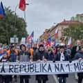 Skinuti ukrajinsku zastavu sa Narodnog muzeja: Stanovnici Praga izašli na protest /video, foto/