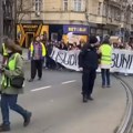 Deo škola nastavlja protest: Negde obustava rada, negde skraćeni časovi; Učenici Pete i Prve gimnazije u protestnoj šetnji…