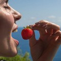 Da li vas peckaju usta kad jedete jagode? Reč je o simptomu koji pokazuje probleme