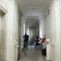 Blokiran ulaz u Zemunsku gimnaziju: Učenici sinoć zauzeli školu i istakli zahtev, profesori jutros nisu pokušali da uđu…