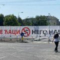 Poslanica NPS ispred Skupštine nožem oštetila transparent studenata