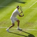 VIDEO Pogledajte kako je Zverev uništio teren na kom će igrati Novak: Navijači besni kada su videli kako izgleda trava