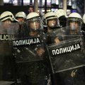 Dva skupa ispred sedišta stranke SNS-a na Novom Beogradu