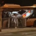 Teška saobraćajna nesreća Automobil uleteo u autobus, ima mrtvih (video)