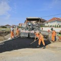 Asfaltiranjem Ulice Šestog puka nastavlja se uređenje saobraćajnica na Deninom brdu