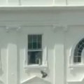 (Video) Kroz prozor Bele kuće bačena crna vreća: Snimak koji je uzburkao Ameriku, svi se pitaju samo jedno: Šta tačno radi…