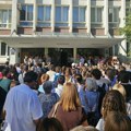 FOTO i VIDEO: Profesori Jovine gimnazije, uz podršku đaka i roditelja, održali štrajk upozorenja i protest na tri "fronta"