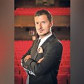 Обраћати се људима са сцене је веродостојна привилегија