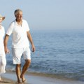 Zašto i kako treba šetati plažom: Ljudi sa bolom u leđima i stariji od 60 treba da hodaju po mokrom pesku blizu obale
