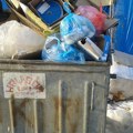 Komunalac Saša prišao je kontejneru i ugledao njega, zaglavljenog u otpadu! Odmah je zaustavio posao