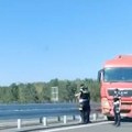 (Video) Uzbuna na putu Šabac-Loznica! Vozači primetili kamion u suprotnom smeru, nakon pola sata stigla je policija