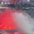 Navijači napravili bakljadu, pa vatrometom pogodili sopstvenog golmana i prekinuli utakmicu!