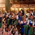 Ko pokuša da ispije kriglu piva naiskap - leti sa festivala! Oktoberfest 2026 ima stroga pravila: zbog kršenja jednog, možete…