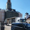 Miting SNS-a u petak u Novom Sadu, na Trgu slobode se postavlja bina, DS pita: “Zar se tako dolazi u ranjeni grad?”