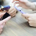 Generacija koja je odrasla uz internet sada beži od njega: Zašto mladi ponovo kupuju gramofone i "glupe" telefone