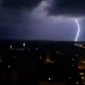 Od udara groma pucala stakla na automobilima, na Banovom brdu potop: Dramatični prizori iz Beograda (video/foto)