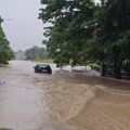 Zastrašujuće scene poplava u Aranđelovcu: Automobili kao da plutaju na ogromnom jezeru, bujica prevrnula traktor, spasioci…