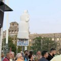 Zagorka Dolovac na protestu „Srbija protiv nasilja“ – ali od stiropora