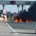 Drama na NAPLATNOJ stanici Stara Pazova: Auto se pretvorio u buktinju, iz vozila kulja dim (VIDEO)